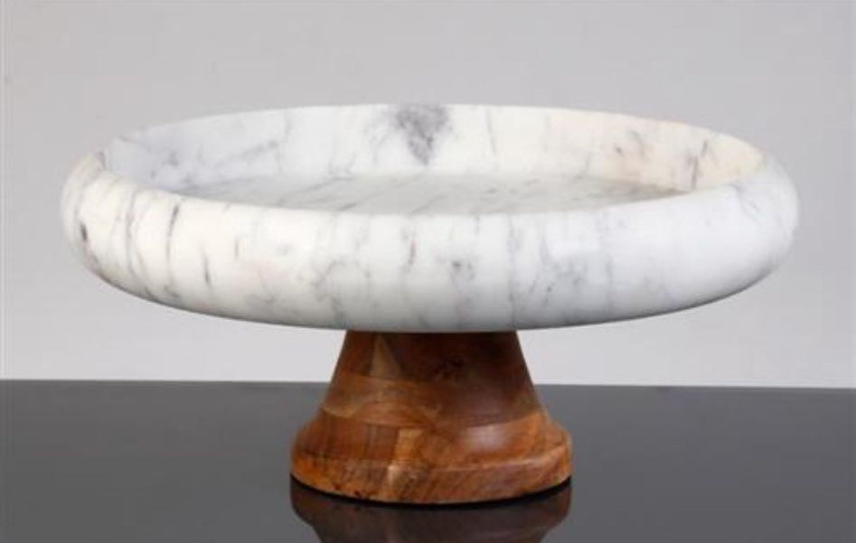 קערת הגשה עשויה שיש לבן מיוחד בשילוב רגל עץ חום