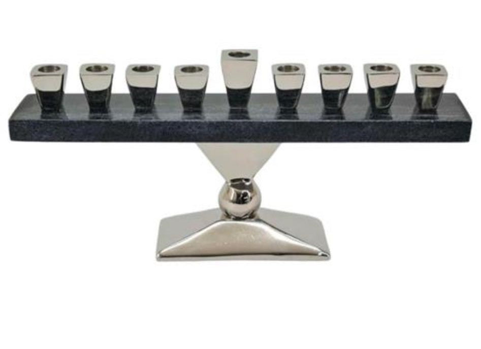 חנוכיה עשויה שיש כהה בשילוב קנים ורגל בצבע כסף מרהיב