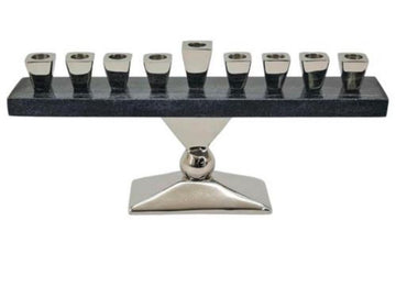 חנוכיה עשויה שיש כהה בשילוב קנים ורגל בצבע כסף מרהיב