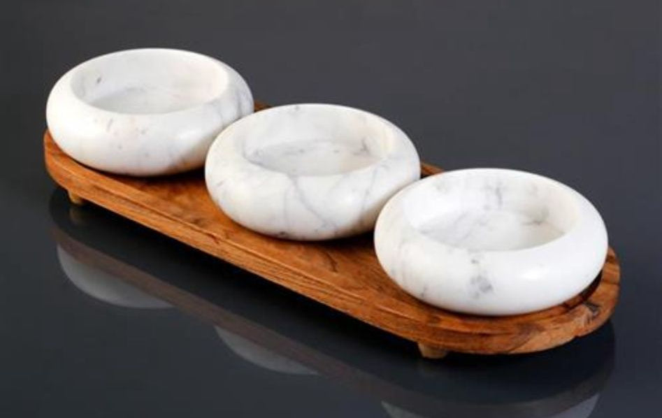 כלי הגשה מחולק עשוי מגש עץ כהה בשילוב 3 קעריות שיש לבן