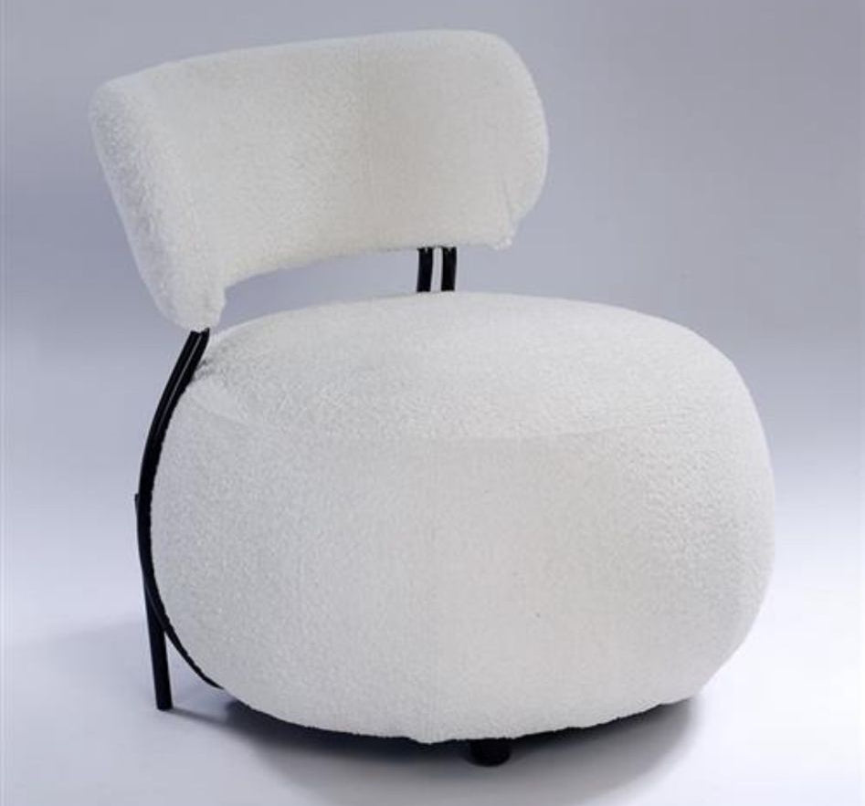 כורסא לסלון עשויה בד בוקלה בשילוב רגלי מתכת שחורות