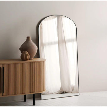 מראת גוף חצי מעוגלת בשילוב מסגרת בצבע שחור 180X80 ס"מ