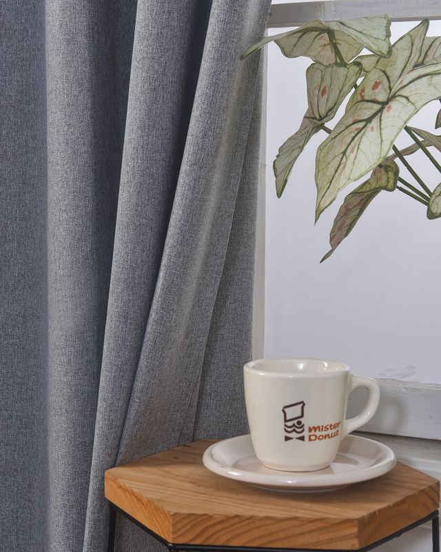 וילון השחלה דגם יעל עשוי פוליאסטר בצבע אפור