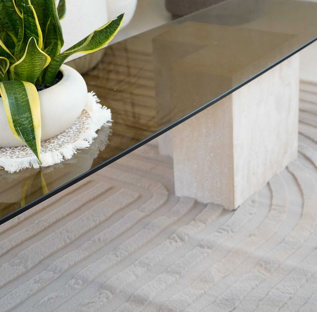 שטיח אסימטרי דגם נטליה עשוי פרווה דקה בצבע בז'