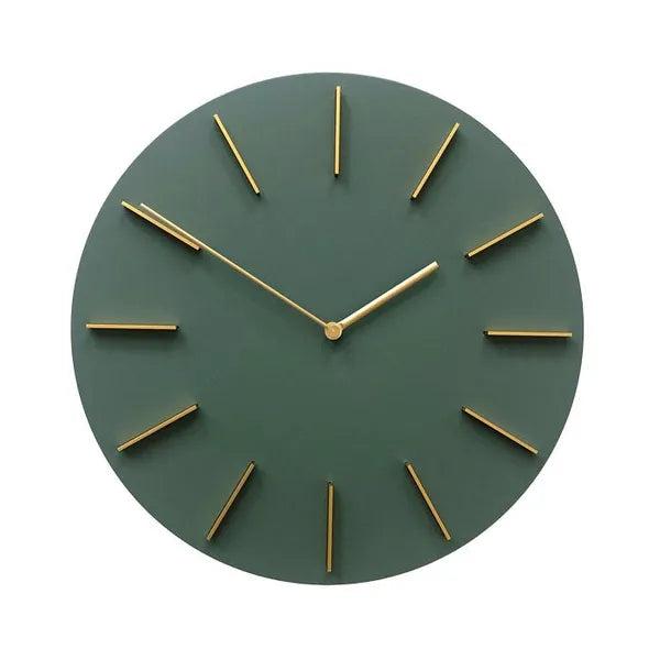 שעון קיר עשוי מתכת בגוון ירוק בשילוב מחוגי זהב