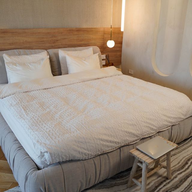 סט מצעים דגם חואן עשוי סאטן אל קמט בצבע שמנת