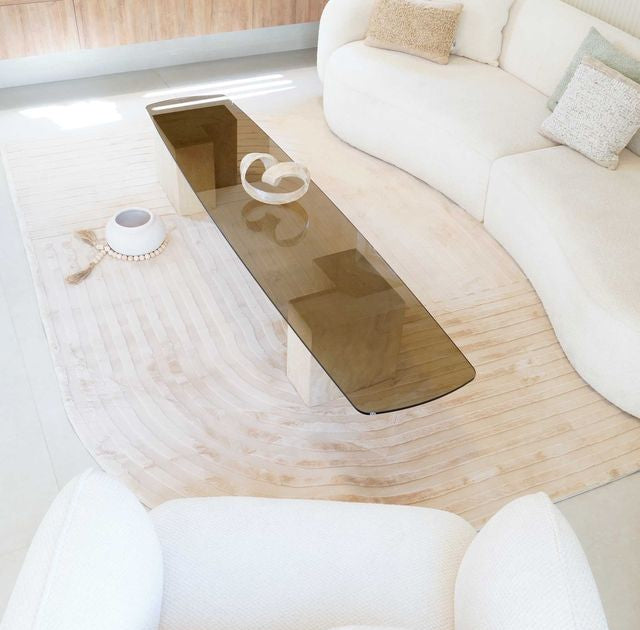 שטיח אסימטרי דגם נטליה עשוי פרווה דקה בצבע בז'