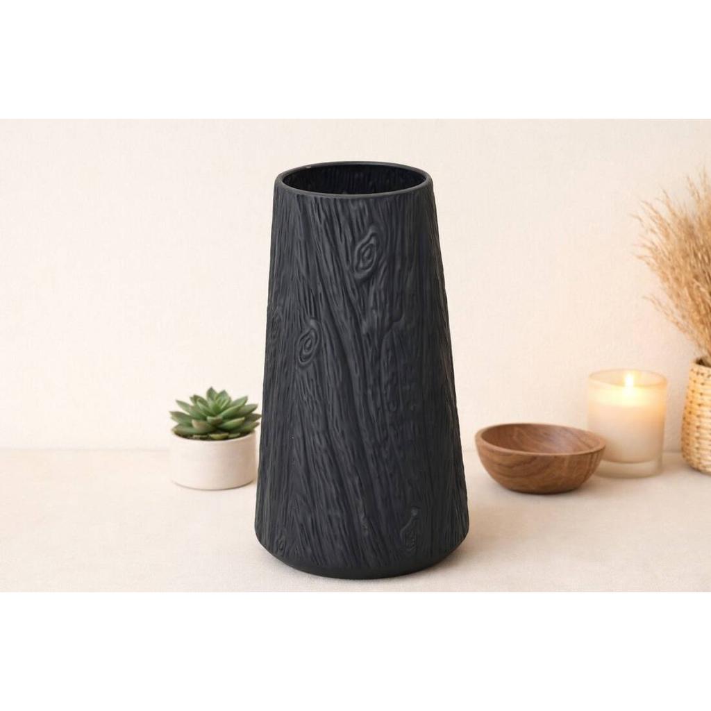 אגרטל גבוה שחור בטקסטורת עץ עמוקה במידות 19×19×42 ס״מ