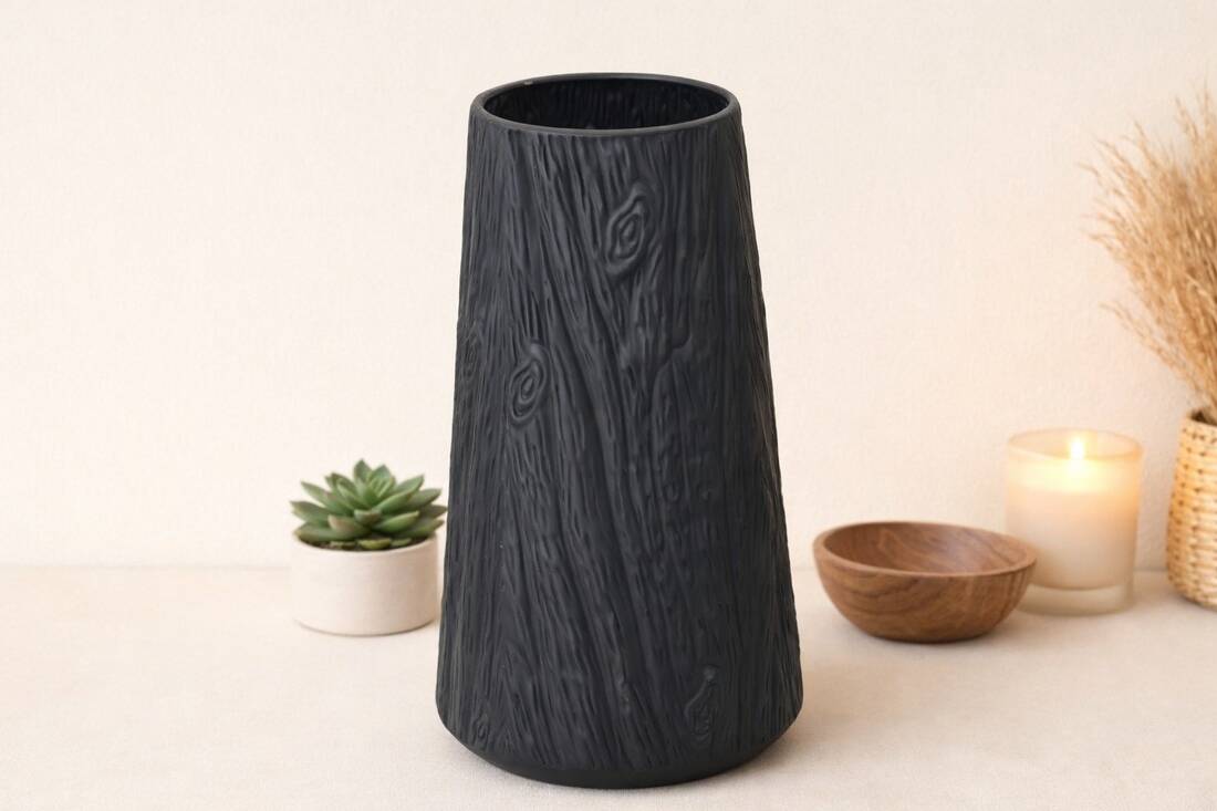אגרטל גבוה שחור בטקסטורת עץ עמוקה במידות 19×19×42 ס״מ
