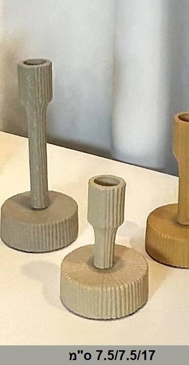 פמוט בינוני בגוון שמנת עם בסיס מחורץ במידות 7.5×7.5×13 ס״מ