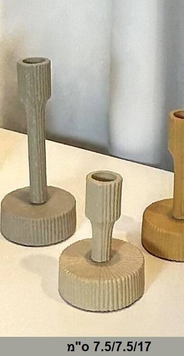 פמוט בינוני בגוון שמנת עם בסיס מחורץ במידות 7.5×7.5×13 ס״מ