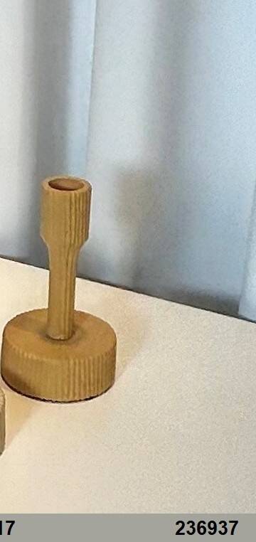 פמוט קטן בגוון חרדל עם בסיס מחורץ במידות 7.5×7.5×10 ס״מ