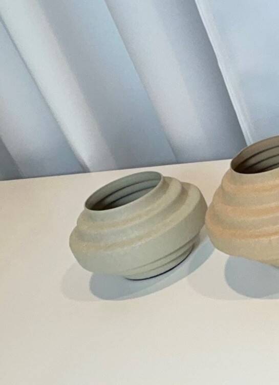 אגרטל נמוך מדורג בגוון אפור בהיר במידות 13×13×11 ס״מ