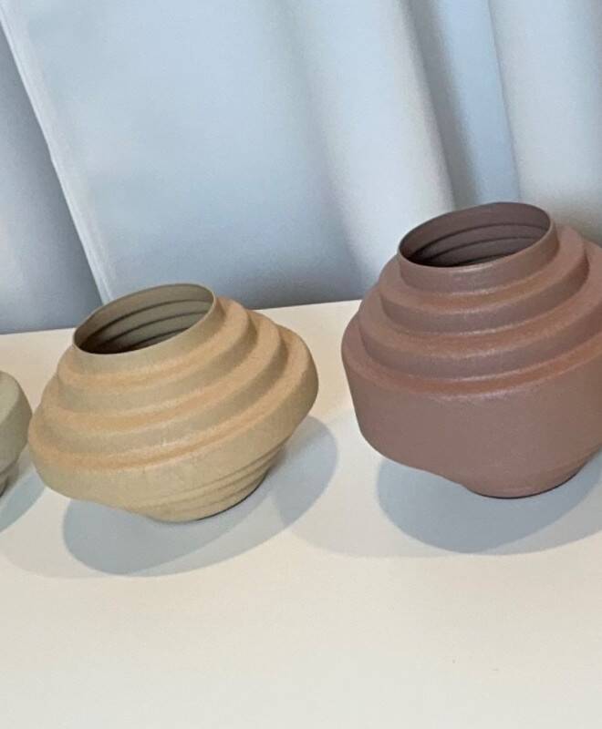אגרטל נמוך מדורג בגוון אפרסק במידות 13×13×9 ס״מ