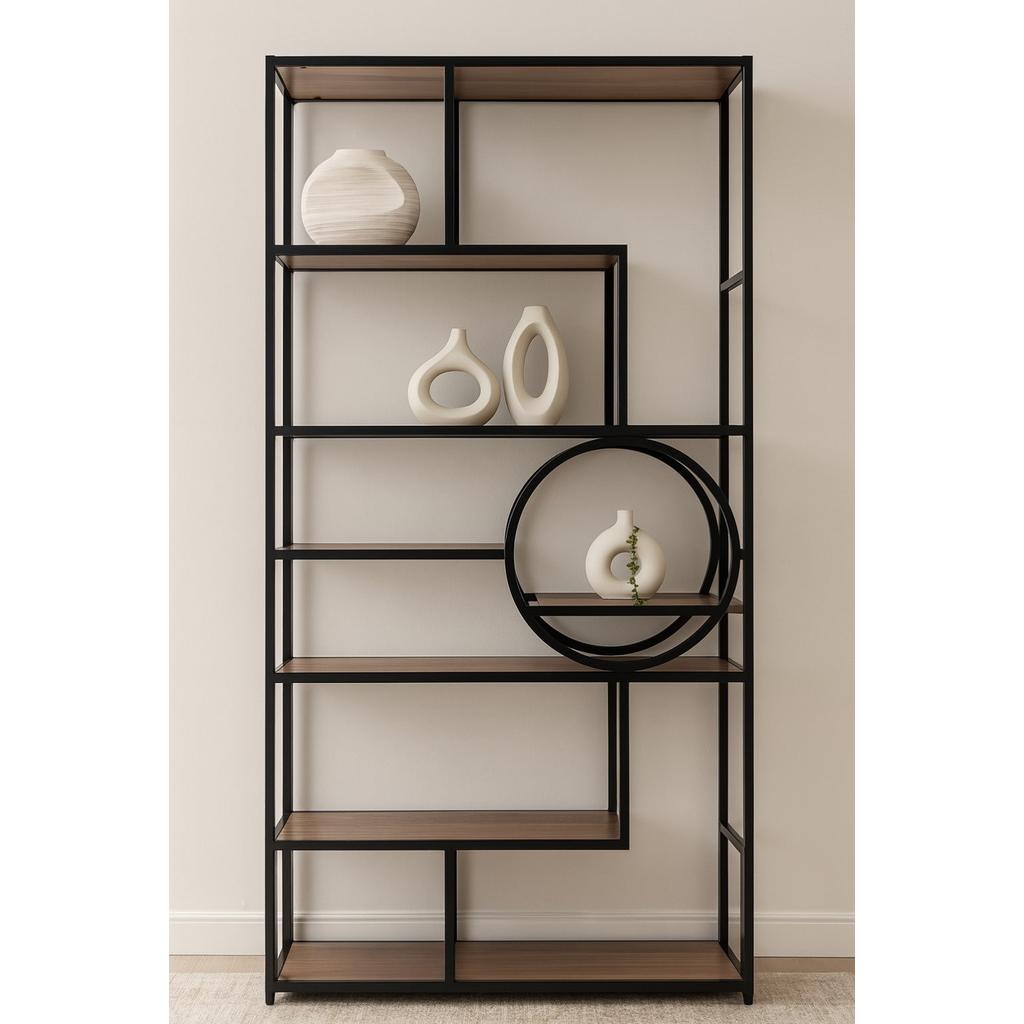ספרייה גבוהה שחורה בעיצוב גיאומטרי