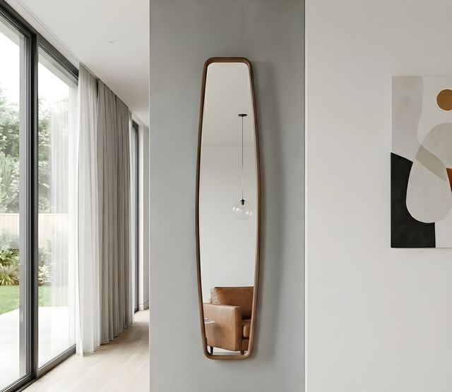 מראת גוף דגם קוני עשויה מסגרת עץ בגוון חום בהיר