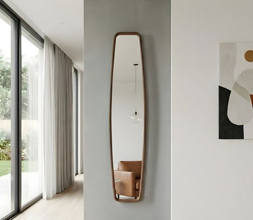 מראת גוף דגם קוני עשויה מסגרת עץ בגוון חום בהיר