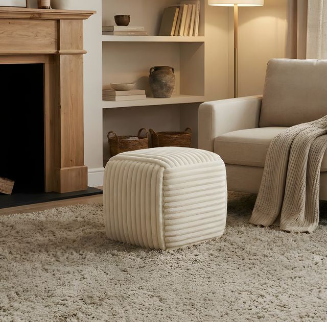 הדום מעוצב עשוי פרווה בשילוב פסים מיוחדים 