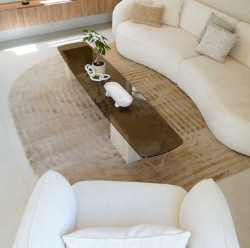 שטיח אסימטרי דגם אמיליה עשוי פרווה בצבע אבן