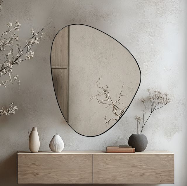 מראת קיר מעוצבת משולש מעוגל בשילוב מסגרת שחורה 75X60 ס"מ