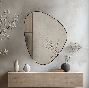 מראת קיר מעוצבת משולש מעוגל בשילוב מסגרת שחורה 75X60 ס"מ