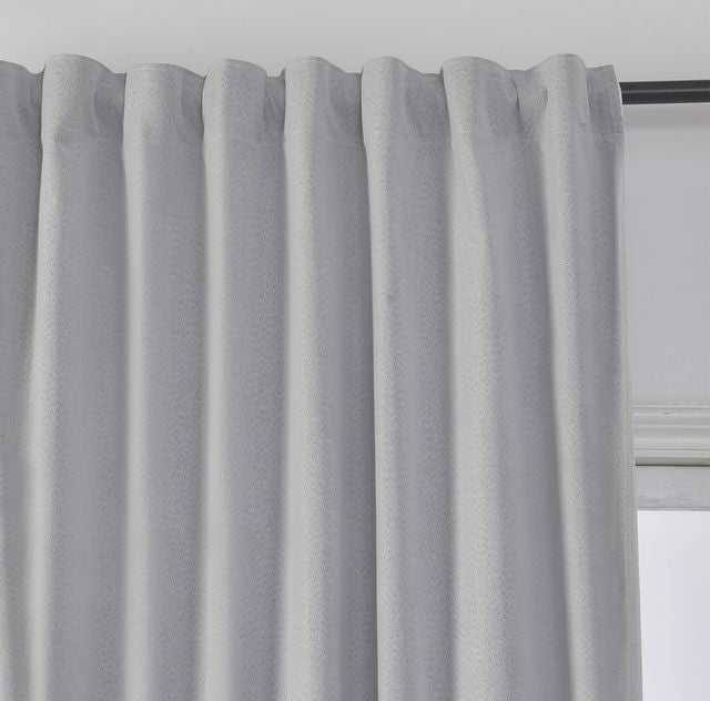 וילון השחלה דגם יעל עשוי פוליאסטר בצבע אפור בהיר