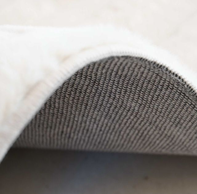 שטיח אסימטרי דגם אמיליה עשוי פרווה בצבע בז'