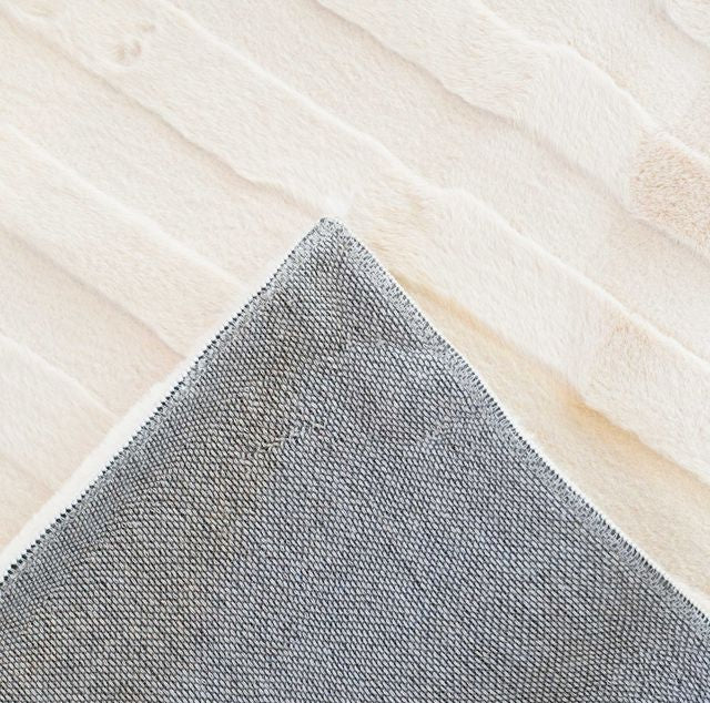 שטיח אסימטרי דגם נטליה עשוי פרווה דקה בצבע בז'