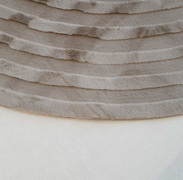 שטיח אסימטרי דגם אמיליה עשוי פרווה בצבע קפה