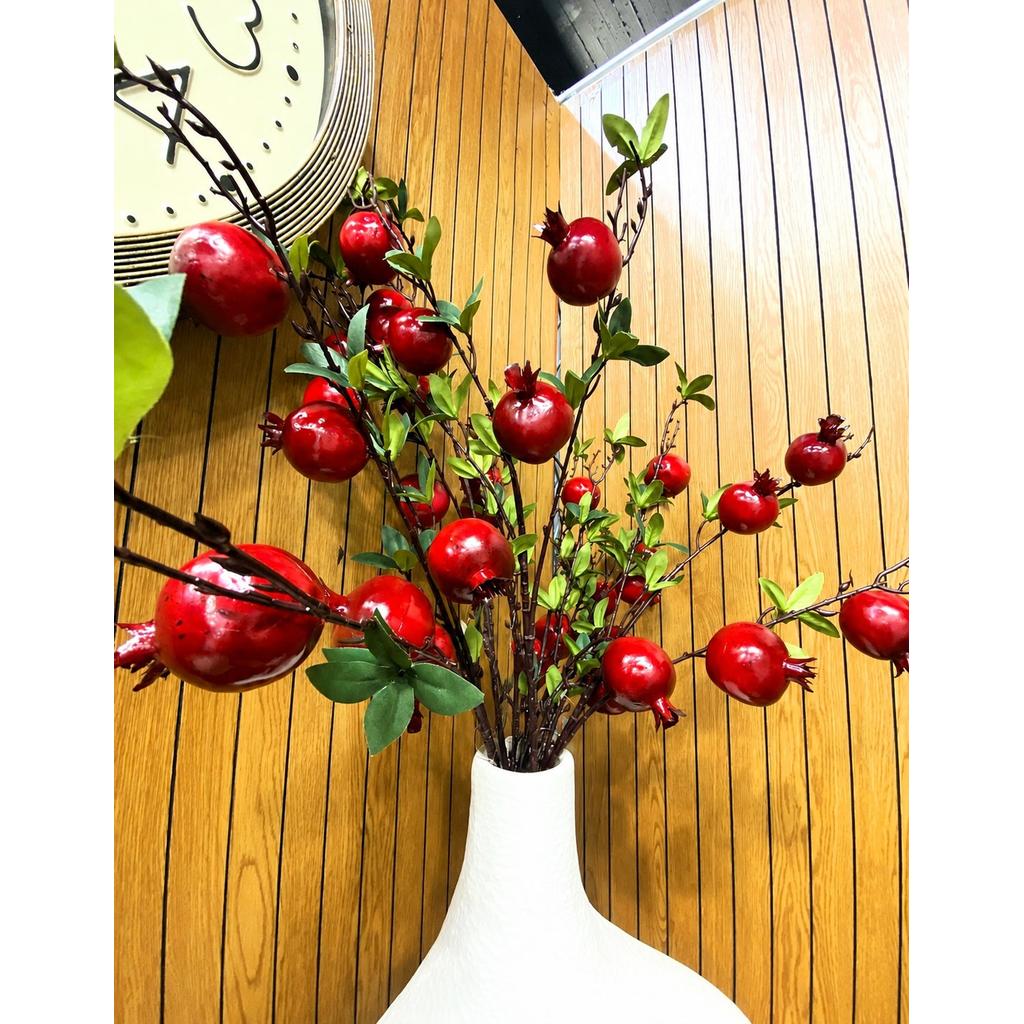 ענף רימונים דקורטיבי אדום עם עלווה ירוקה לנוי ולעיצוב סידורי פרחים בבית — אדום