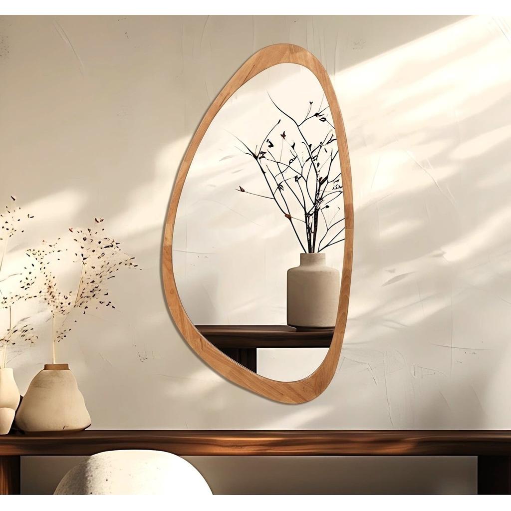 מראת קיר אמורפית מעץ לתלייה לאורך ולרוחב לעיצוב קיר הסלון וחלל הכניסה — טבעי