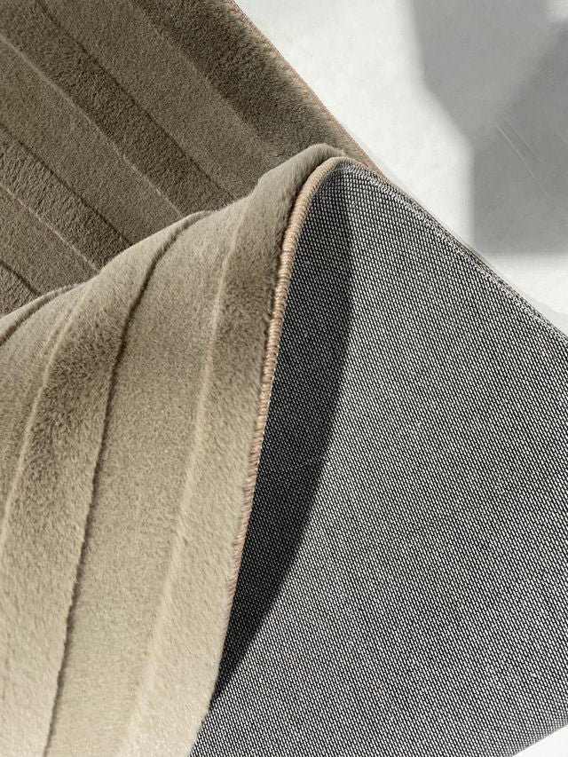 שטיח אסימטרי דגם אמיליה עשוי פרווה בצבע קפה