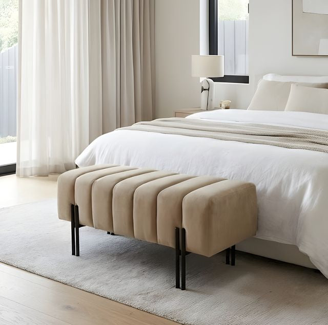 ספסל עשוי בד בעיצוב מלבנים בשילוב רגלי ברזל בגוון שחור