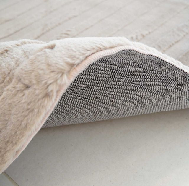 שטיח אסימטרי דגם נטליה עשוי פרווה דקה בצבע בז'