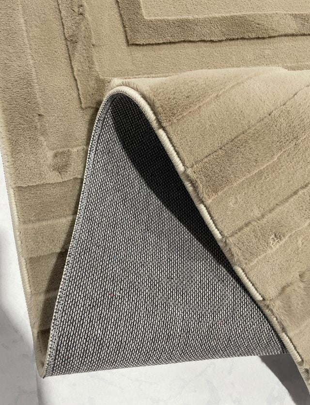 שטיח אסימטרי דגם נטליה עשוי פרווה דקה בצבע קפה