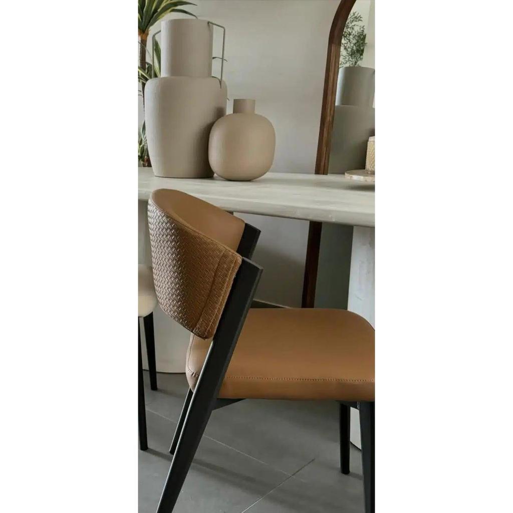 כיסא אוכל דגם ORBIT עשוי עור בצבע חום ורגלי מתכת