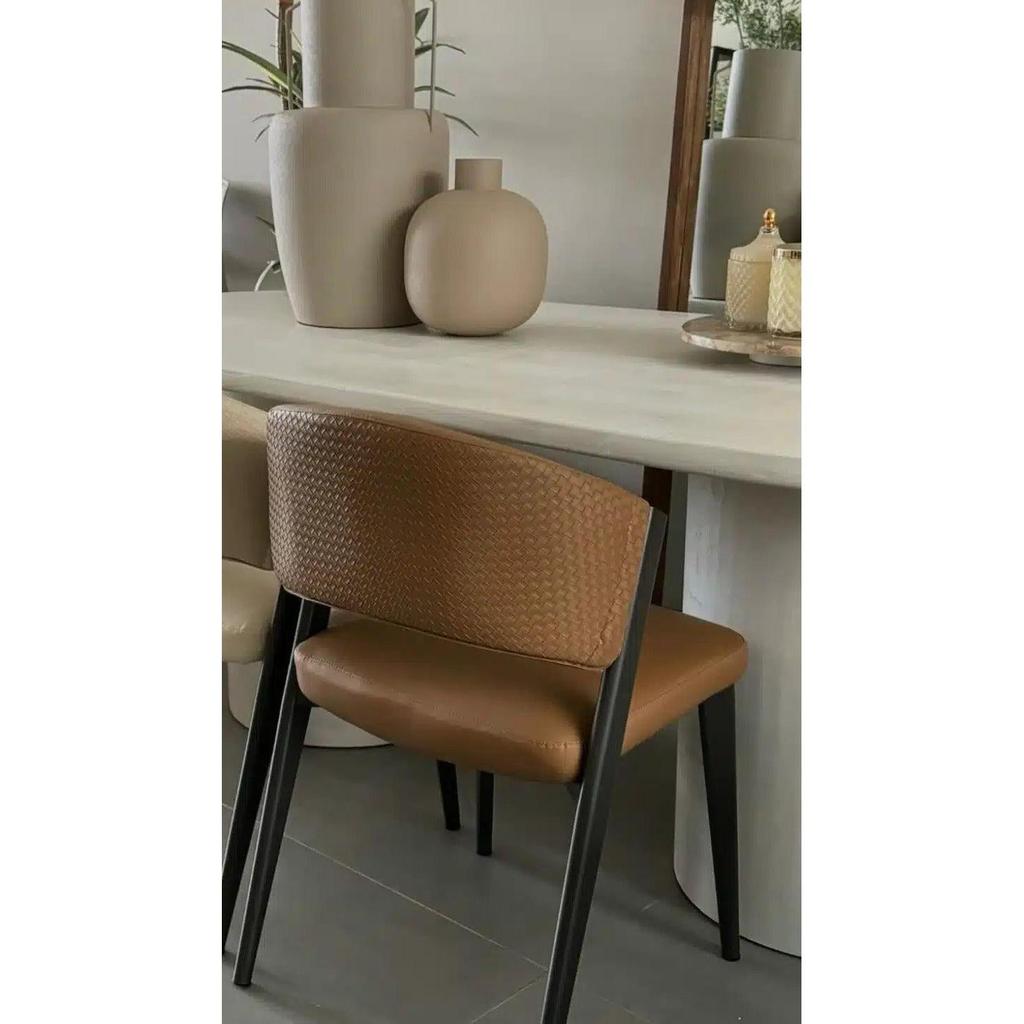 כיסא אוכל דגם ORBIT עשוי עור בצבע חום ורגלי מתכת