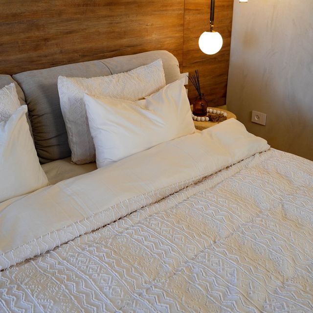 סט מצעים דגם חואן עשוי סאטן אל קמט בצבע בז'