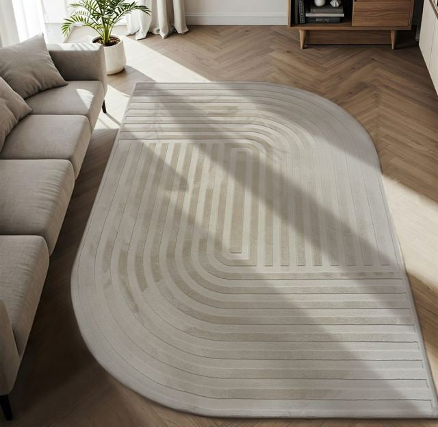 שטיח אסימטרי דגם נטליה עשוי פרווה דקה בצבע בז'