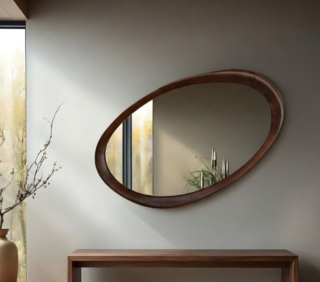 מראת קיר דגם פורמה עשויה מסגרת עץ בגוון חום אגוז 