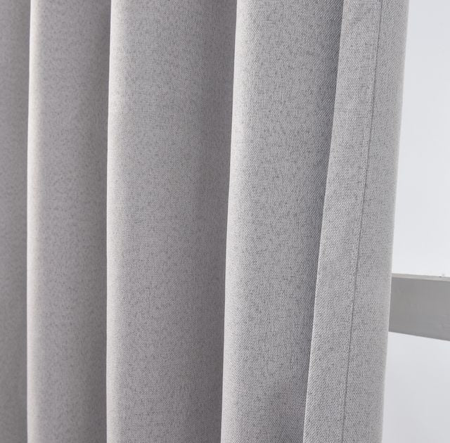 וילון השחלה דגם יעל עשוי פוליאסטר בצבע אפור בהיר