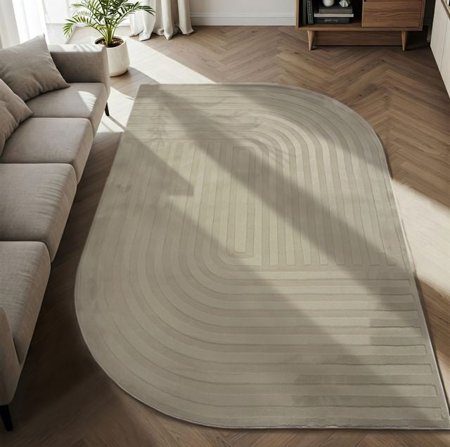 שטיח אסימטרי דגם נטליה עשוי פרווה דקה בצבע אבן