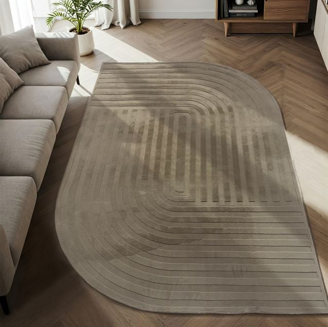 שטיח אסימטרי דגם נטליה עשוי פרווה דקה בצבע קפה