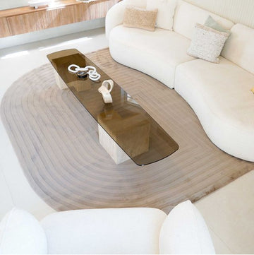 שטיח אסימטרי דגם אמיליה עשוי פרווה בצבע קפה