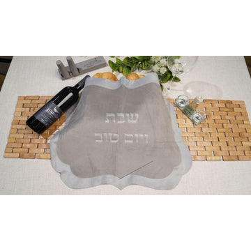 כיסוי מעוצב לשבת דגם מלכית לעיצוב שולחן השבת והחג | 115×46 ס״מ – תמונה ראשית