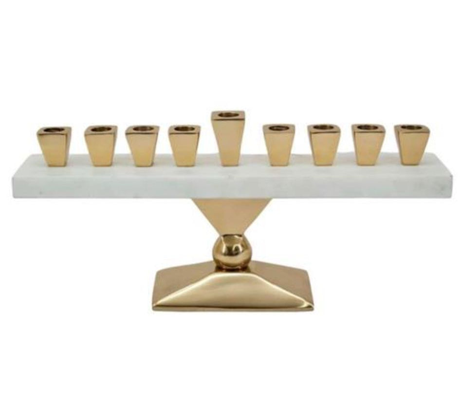 חנוכיה עשויה שיש לבן בשילוב קנים ורגל בצבע זהב מיוחד