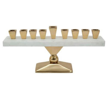 חנוכיה עשויה שיש לבן בשילוב קנים ורגל בצבע זהב מיוחד