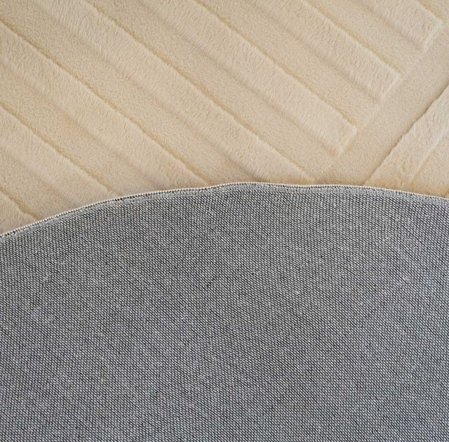 שטיח אסימטרי דגם נטליה עשוי פרווה דקה בצבע אבן