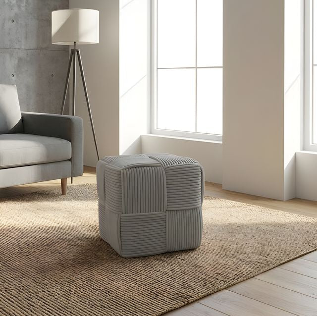 הדום עשוי פרווה בעיצוב פסים וקוביות מרשימות