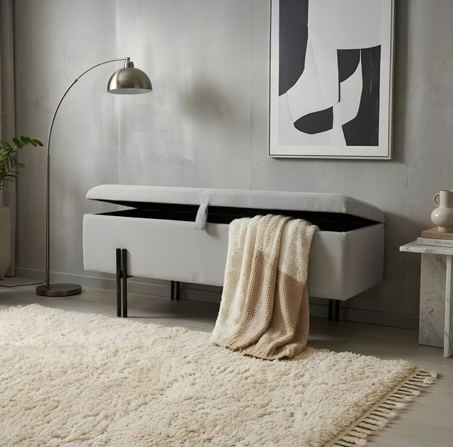 ספסל בד נפתח בצבע אפור בשילוב רגלי ברזל בגוון שחור